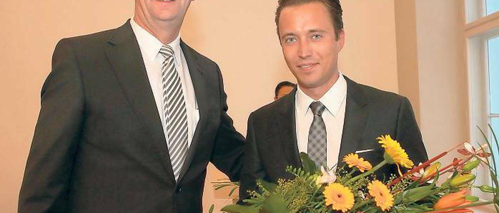 Blumen vom Minister. Frank Pauer (r.) rettete einem Surfer das Leben. Am Montag zeichnete Innenminister Dietmar Woidke (SPD) ihn und drei weitere Lebensretter aus.