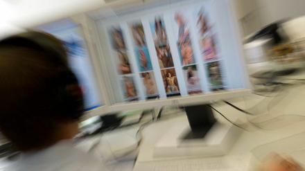 Cyber-Cops, Kriminalbeamte also, die sich auf Verberchen im Netz spezialisiert haben, fahnden auch nach kinderpornografischem Material.