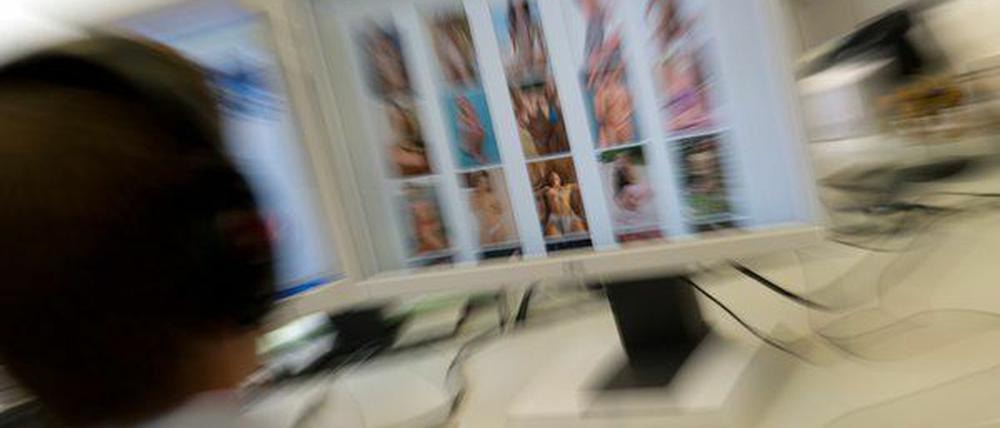 Cyber-Cops, Kriminalbeamte also, die sich auf Verberchen im Netz spezialisiert haben, fahnden auch nach kinderpornografischem Material.