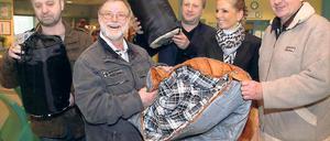 Wärmer. Die Klinikleiterin (2.v.r.) mit B. Maaß (l.) und F. Loter (r.).