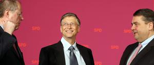 Der Kanzlerkandidat der SPD für die Bundestagswahl 2013, Peer Steinbrück (v.l.), Microsoft-Gründer Bill Gates und der SPD-Bundesvorsitzende Sigmar Gabriel unterhalten sich am Montag in Potsdam vor Beginn der Klausurtagung der SPD.