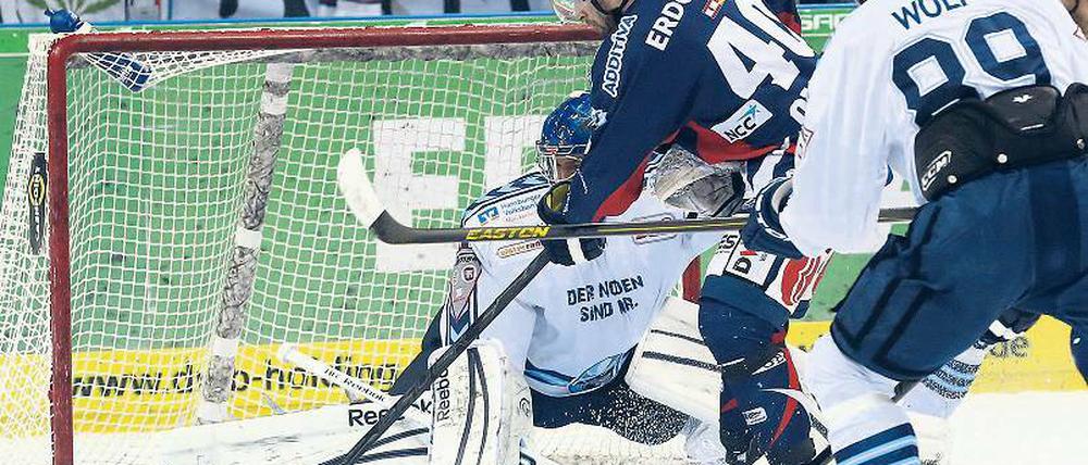 Ins Tor gestochert. Darin Olver erzielt den ersten Treffer für die Eisbären.