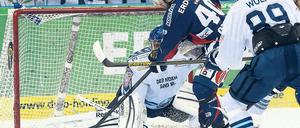 Ins Tor gestochert. Darin Olver erzielt den ersten Treffer für die Eisbären.
