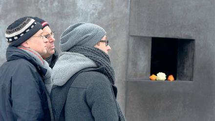 Gedenken am Mahnmal für die ermordeten Sinti und Roma.