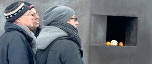 Gedenken am Mahnmal für die ermordeten Sinti und Roma.