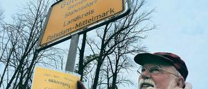 Plädoyer für ein neues Ortsschild. Denn 674 Jahre hieß es Gütergotz und nur 76 Jahre Güterfelde, so Peter Ernst.