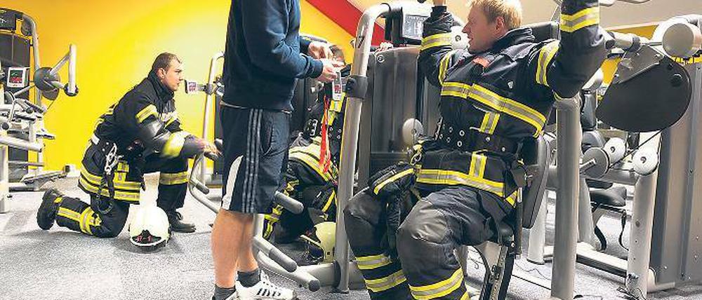Sondereinsatz. Stahnsdorfs Freiwillige Feuerwehr hält sich fit für den Einsatz. Mit einer öffentlichkeitswirksamen Kampagne wollen die Frauen und Männer neuen Nachwuchs locken und gingen dafür ins Fitnessstudio.