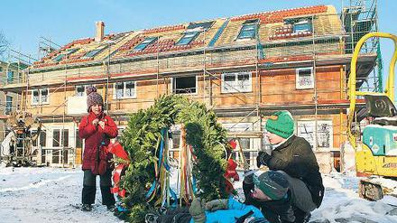 Feier im Schnee. In der Mühlenstraße werden zwei Wohnhäuser gebaut.