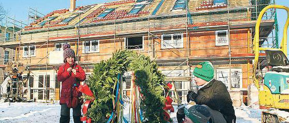 Feier im Schnee. In der Mühlenstraße werden zwei Wohnhäuser gebaut.