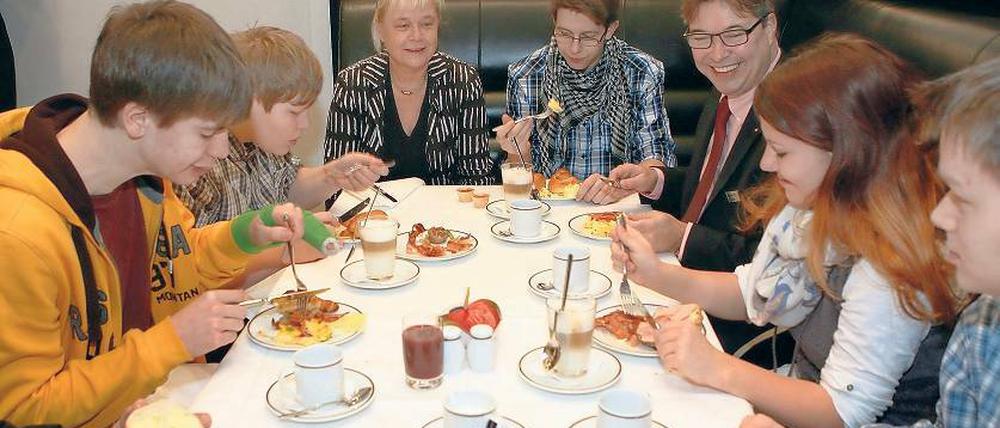 Startklar: Die Chefs der AWO und des Dorint frühstücken mit Schülern.
