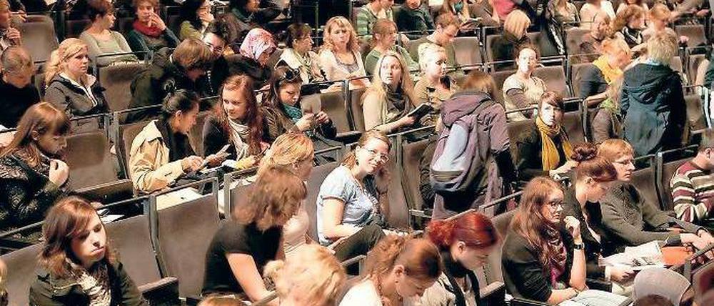 Noch Plätze frei? Die Uni Potsdam befürchtet, aufgrund knapper Kassen in Zukunft weniger Studierende ausbilden zu können.