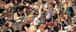 Noch Plätze frei? Die Uni Potsdam befürchtet, aufgrund knapper Kassen in Zukunft weniger Studierende ausbilden zu können.