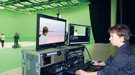 Alles im grünen Bereich. Designerin Janina Will bearbeitet im Studio von Stargate in Babelsberg einen virtuellen Hintergrund.