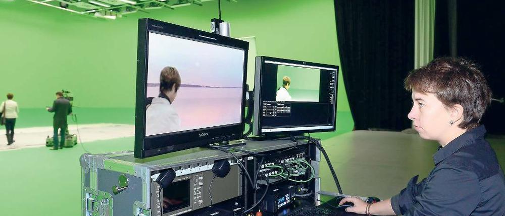 Alles im grünen Bereich. Designerin Janina Will bearbeitet im Studio von Stargate in Babelsberg einen virtuellen Hintergrund.
