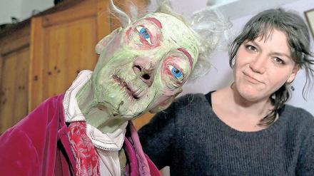 Sie stehen zusammen. Nora Raetsch und ihre Tarot-Gruschka, mit der sie den Leuten die Karten legt.