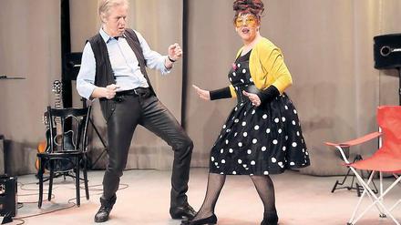 Ein gekonnter Balztanz ist in Sachen Liebe schon die halbe Miete. Andrea Meissner und Helmut Fensch durchspielen in „Mann und Frau intim“ alle möglichen Formen von Beziehungen und lassen es dabei auch hart aufeinander knallen.