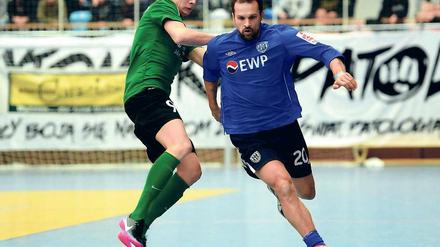 Wieder am Ball. Almedin Civa (r.) am Sonntag beim Hallenmasters im Duell mit Jeff Salpeter vom FSV Babelsberg 74.