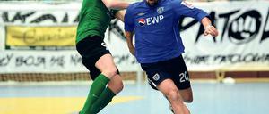 Wieder am Ball. Almedin Civa (r.) am Sonntag beim Hallenmasters im Duell mit Jeff Salpeter vom FSV Babelsberg 74.