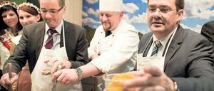 Kein Essen für Vielflieger: Brandenburgs Regierungschef Platzeck hätte es am Montag gern flugwesenfrei gehabt – doch Koch Knut Diete (M.) aus Wittenberge hatte – anspielungsreich – Vogel Strauß im Topf.