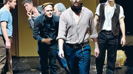 Zu viel Testosteron. Wenn sechs Kerle so selbstbewusst daherkommen, liegt Ärger in der Luft. Da kommen auch Lennie (Florian Schmidtke, l.) und George trotz beschwichtigender Geste (Axel Sichrovsky, 2.v.l.) nicht dran vorbei.