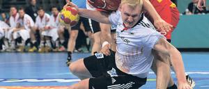 In allen Lagen überlegen. Die deutsche Mannschaft übernahm gegen Mazedonien von Beginn an die Initiative – auch Kreisläufer Patrick Wiencek konnte sich immer wieder durchsetzen.