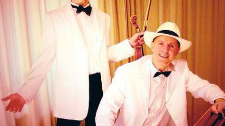 Eine gute Verkleidung macht noch keinen guten Schauspieler. Matthias Leupold (l.) und der Pianist Robert Schmidt.