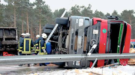 Hoher Sachschaden auf der A 2. Der Fahrer wurde nur leicht verletzt.
