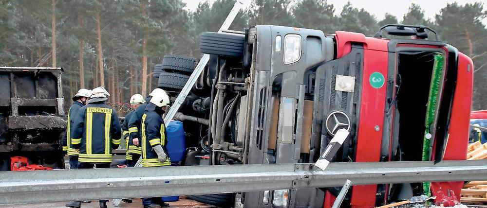 Hoher Sachschaden auf der A 2. Der Fahrer wurde nur leicht verletzt.