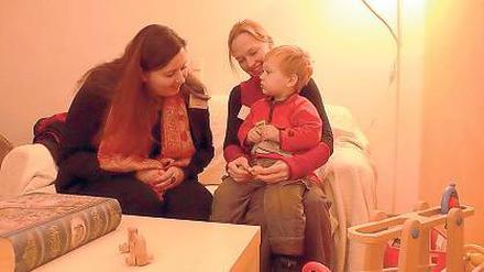 In Farbe. Mit Rat und Tat stehen Carola Aguerd und Silke Mrose Eltern bei.