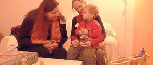 In Farbe. Mit Rat und Tat stehen Carola Aguerd und Silke Mrose Eltern bei.