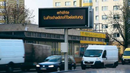 Dicke Luft. In Potsdams Straßen gibt es zwar weniger Feinstaub, dennoch verursacht der Straßenverkehr wie hier in der Breiten Straße weiter zu viele Schadstoffe. Das sollten die Pförtnerampeln eigentlich vermeiden. Wegen der Rückstaus in die Nachbargemeinden werden sie kritisiert.