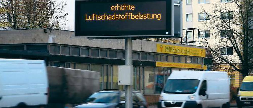 Dicke Luft. In Potsdams Straßen gibt es zwar weniger Feinstaub, dennoch verursacht der Straßenverkehr wie hier in der Breiten Straße weiter zu viele Schadstoffe. Das sollten die Pförtnerampeln eigentlich vermeiden. Wegen der Rückstaus in die Nachbargemeinden werden sie kritisiert.