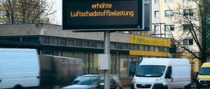 Dicke Luft. In Potsdams Straßen gibt es zwar weniger Feinstaub, dennoch verursacht der Straßenverkehr wie hier in der Breiten Straße weiter zu viele Schadstoffe. Das sollten die Pförtnerampeln eigentlich vermeiden. Wegen der Rückstaus in die Nachbargemeinden werden sie kritisiert.
