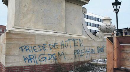 „Friede de Hütten“. Der Schriftzug auf den Garnisonkirchen-Bauteilen.