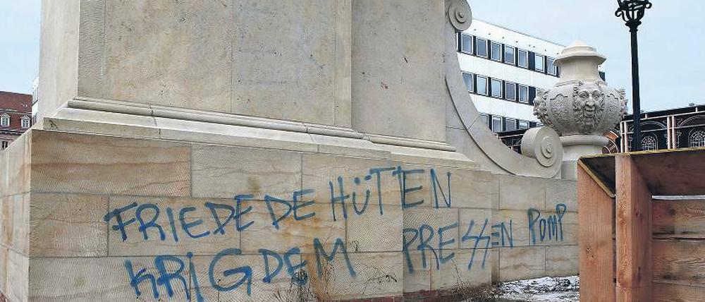 „Friede de Hütten“. Der Schriftzug auf den Garnisonkirchen-Bauteilen.