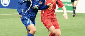 Turbine-Hoffnung Yuki Ogimi. Die japanische Weltmeisterin (links), hier beim Hallenpokal 2012 gegen die Leipzigerin Lysann Schneider, will bis morgen wieder gesund sein.