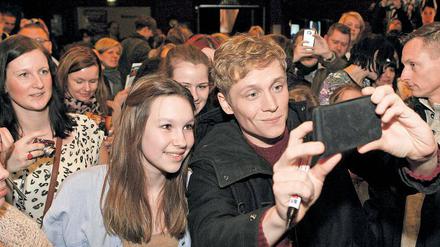 Immer schön freundlich: Jungregisseur Matthias Schweighöfer wurde im UCI Kino von 500 meist weiblichen Fans sehnsüchtig erwartet. Kaugummikauend und mit einem schüchternen Lächeln ließ sich der Mädchenschwarm über eine halbe Stunde mit seinen Fans fotografieren. Seine neue Komödie „Schlussmacher“ verdrängte zum Kinostart Peter Jacksons „Hobbit“ von Platz eins der deutschen Kinocharts.