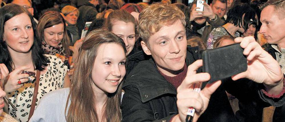 Immer schön freundlich: Jungregisseur Matthias Schweighöfer wurde im UCI Kino von 500 meist weiblichen Fans sehnsüchtig erwartet. Kaugummikauend und mit einem schüchternen Lächeln ließ sich der Mädchenschwarm über eine halbe Stunde mit seinen Fans fotografieren. Seine neue Komödie „Schlussmacher“ verdrängte zum Kinostart Peter Jacksons „Hobbit“ von Platz eins der deutschen Kinocharts.