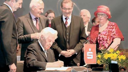 Verewigt. Gründer der Potsdamer Wissenschaft trugen sich ins Goldene Buch der Stadt ein. Rolf Mitzner (sitzend), Rolf Emmermann (2.v.r.) und Helmut Knüppel (2.v.l.).