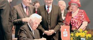 Verewigt. Gründer der Potsdamer Wissenschaft trugen sich ins Goldene Buch der Stadt ein. Rolf Mitzner (sitzend), Rolf Emmermann (2.v.r.) und Helmut Knüppel (2.v.l.).