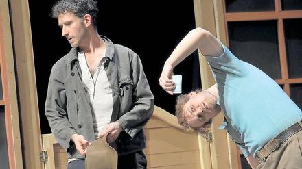 Manchmal ist es nicht zum Hinschauen. George (Axel Sichrovsky) und Lennie (Florian Schmidtke, r.) aus John Steinbecks „Von Menschen und Mäusen“ sind ein äußerst gegensätzliches Paar. Doch verbindet sie eine außergewöhnliche Freundschaft.