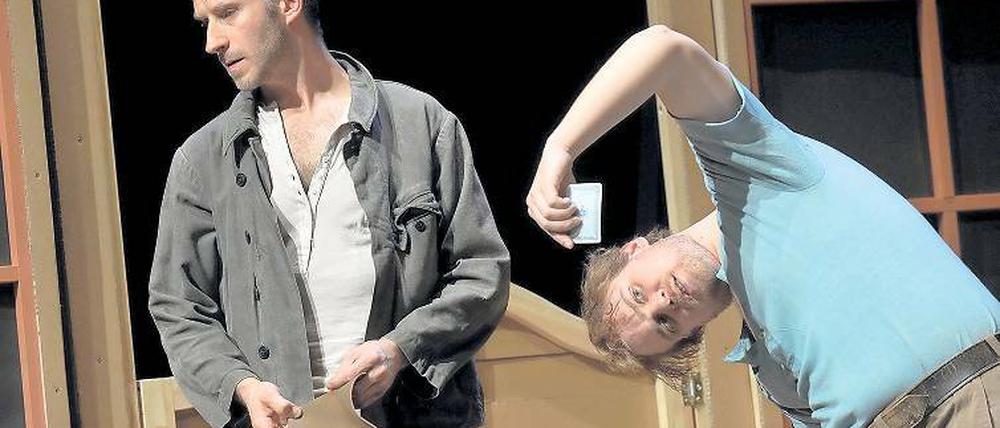 Manchmal ist es nicht zum Hinschauen. George (Axel Sichrovsky) und Lennie (Florian Schmidtke, r.) aus John Steinbecks „Von Menschen und Mäusen“ sind ein äußerst gegensätzliches Paar. Doch verbindet sie eine außergewöhnliche Freundschaft.