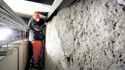 Prüfen und entfernen. Auf dem Beton für den Gleistrog befindet sich das Lager für die Bahnsteigkonstruktion.
