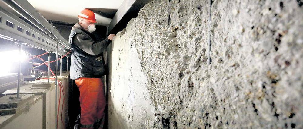 Prüfen und entfernen. Auf dem Beton für den Gleistrog befindet sich das Lager für die Bahnsteigkonstruktion.