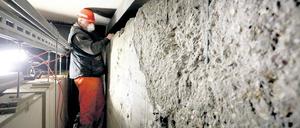 Prüfen und entfernen. Auf dem Beton für den Gleistrog befindet sich das Lager für die Bahnsteigkonstruktion.