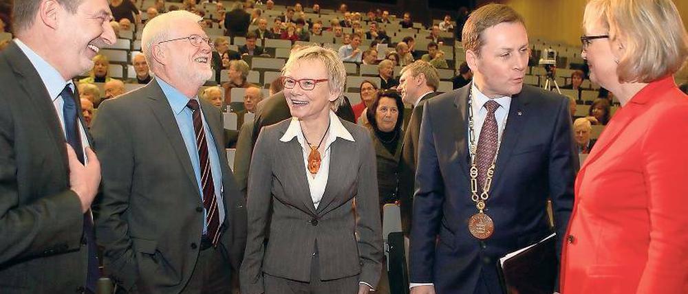 Unter Akademikern. Zum Neujahrsempfang begrüßte Uni-Chef Oliver Günther (2.v.r.) am Mittwoch unter anderem auch SPD-Bundestagsabgeordnete Andrea Wicklein (r.) und Potsdams Oberbürgermeister Jann Jakobs (SPD), den ehemaligen Wissenschaftsminister Hinrich Enderlein (FDP) sowie die derzeitige Ministerin Sabine Kunst (v.l.n.r.) .