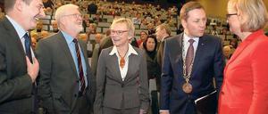 Unter Akademikern. Zum Neujahrsempfang begrüßte Uni-Chef Oliver Günther (2.v.r.) am Mittwoch unter anderem auch SPD-Bundestagsabgeordnete Andrea Wicklein (r.) und Potsdams Oberbürgermeister Jann Jakobs (SPD), den ehemaligen Wissenschaftsminister Hinrich Enderlein (FDP) sowie die derzeitige Ministerin Sabine Kunst (v.l.n.r.) .