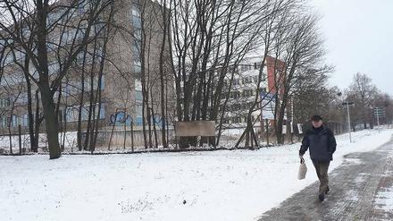 Weltoffen. In der Iserstraße an der Ecke zur Warthestraße sollen die Flüchtlinge im sanierten Fünfgeschosser eine neue Unterkunft finden. Einst gehörten die drei hier stehenden Häuser zum Geräte- und Reglerwerk Teltow (GRW).