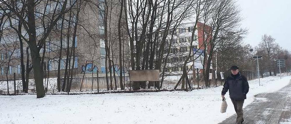Weltoffen. In der Iserstraße an der Ecke zur Warthestraße sollen die Flüchtlinge im sanierten Fünfgeschosser eine neue Unterkunft finden. Einst gehörten die drei hier stehenden Häuser zum Geräte- und Reglerwerk Teltow (GRW).
