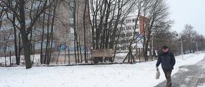 Weltoffen. In der Iserstraße an der Ecke zur Warthestraße sollen die Flüchtlinge im sanierten Fünfgeschosser eine neue Unterkunft finden. Einst gehörten die drei hier stehenden Häuser zum Geräte- und Reglerwerk Teltow (GRW).